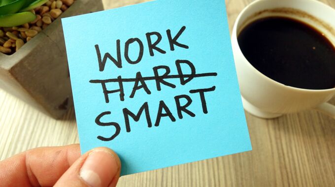 Symbolfoto mit Post-it und Kaffeetasse: Work Smart: Arbeit kann motivieren