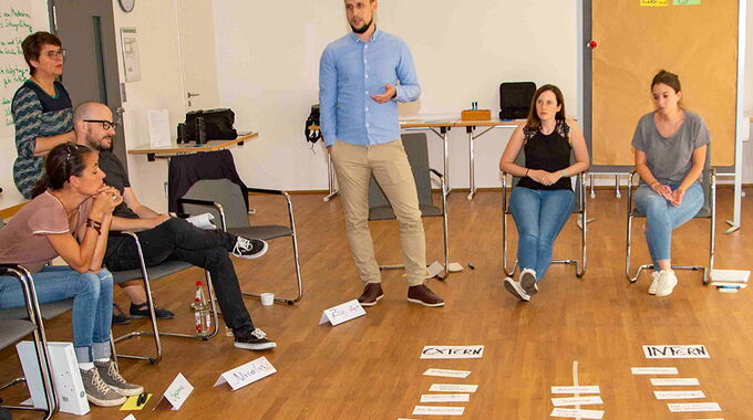 Teilnehmer der Werkstatt Führungskompetenz arbeiten an der Entwicklung ihres eigenen Führungsstils
