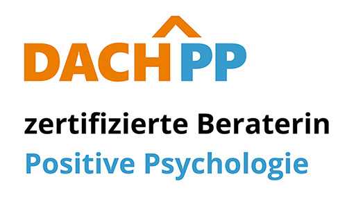 Orange-blaues Badget des DACH-PP zeigt dass Rica Braune zertifizierte Beraterin der Positiven Psychologie ist