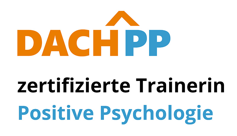 Orange-blauer Schriftzug des DACH PP: Zertifizierte Trainerin der Positiven Psychologie