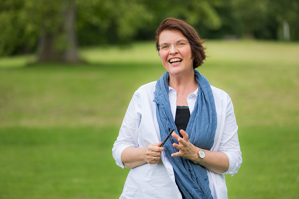 Rica Braune – Expertin für Organisationsentwicklung + Positive Leadership Rica Braune im Außenbereich von Schloss Ettersburg zur Sommerakademie 2021