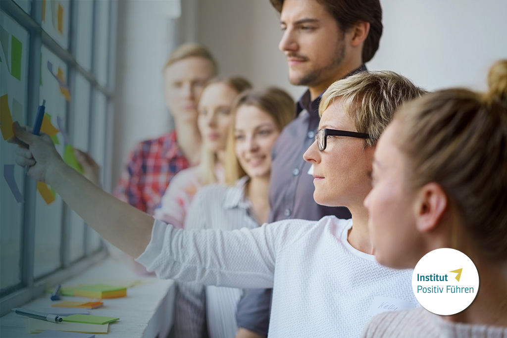 Inhouse-Angebote für Führungskräfte und Teams Workshop-Szene visualisiert Seminare für Führungskräfte
