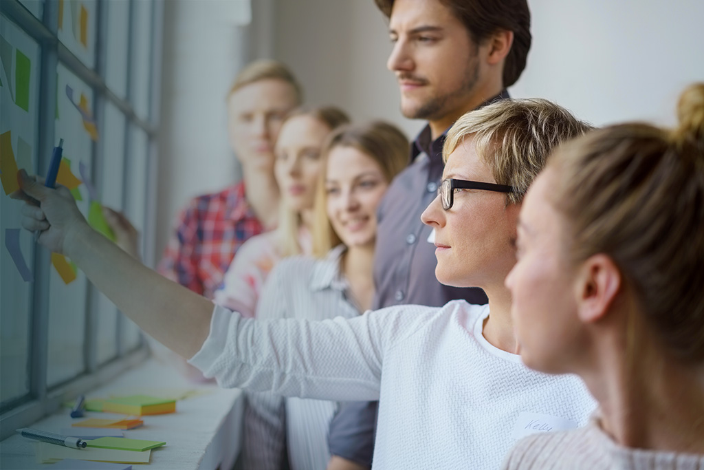 Inhouse-Angebote für Führungskräfte und Teams Workshop-Szene visualisiert Seminare für Führungskräfte
